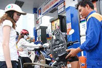 Giá xăng dầu tăng tới 900 đồng một lít từ 15h chiều nay.
