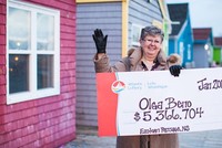 à Olga Beno và giải thưởng 5,3 triệu CAD. Ảnh: Atlantic Lottery