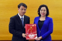 Phó Bí thư Thường trực Thành ủy Hà Nội Ngô Thị Thanh Hằng trao quyết định cho đồng chí Trần Đình Cảnh.