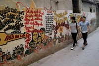'Làng bích báo' của cụ ông 96 tuổi đẹp lạ giữa Thủ đô