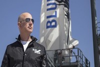 Tỷ phú Bezos bán cổ phiếu Amazon để đầu tư vào du lịch thám hiểm vũ trụ.
