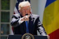 Tổng thống Mỹ Donald Trump trong họp báo chung với người đồng cấp Romania. Ảnh: Reuters