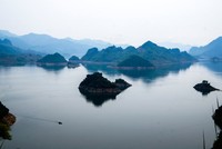 Dòng Đà Giang xanh biếc với nhiều hòn đảo nổi lên giữa mặt nước - Ảnh: H.Dương