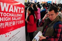 Một tân cử nhân đang đọc thông báo tuyển dụng lương cao của một công ty ở Liễu Thành, một thành phố trực thuộc tỉnh Sơn Đông, đông bắc Trung Quốc. Ảnh: Xinhua.
