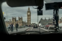 Số tài xê của Uber hiện gần gấp đôi tài xế taxi ở London. Ảnh: NYT