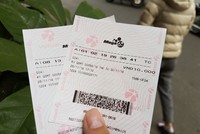 Người chơi may mắn đã đến nhận 131 tỷ đồng tiền thưởng trúng độc đắc chỉ sau 2 ngày xổ số. Ảnh minh họa: Ngô Minh.