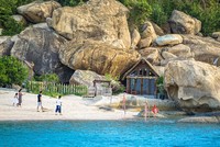 Lều tổ chim và nhà hang đá bên bờ vịnh Cam Ranh