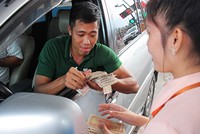Thu phí BOT tại trạm Cai Lậy (Tiền Giang) đang gây nhiều bức xúc. Ảnh: Hoàng Nam.