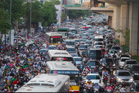 Ùn tắc giao thông giờ cao điểm ở Hà Nội. Ảnh: Ngọc Thành.