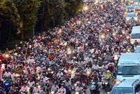 Tại Việt Nam, xe máy vẫn đóng vai trò là phương tiện đi lại chủ đạo.