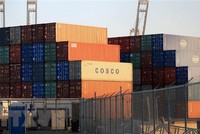 Container hàng của công ty vận tải Trung Quốc COSCO được xếp tại cảng Long Beach ở Los Angeles của Mỹ. (Ảnh: THX/TTXVN)