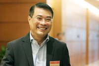 Thống đốc Lê Minh Hưng bên hành lang Quốc hội ngày 26/10. Ảnh: Võ Hải.