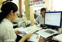 Người dân đi làm thủ tục hành chính tại Hà Nội. Ảnh: Xuân Hoa.