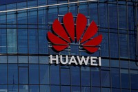 Logo của tập đoàn Huawei bên ngoài một tòa nhà ở Vilnius, Lithuania. Ảnh: Reuters.