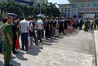 Công an tỉnh Quảng Ninh phối hợp với các đơn vị nghiệp vụ của Bộ Công an bàn giao 28 đối tượng cho Cục Công an TP.Đông Hưng (Trung Quốc) xử lý về hành vi điều hành sàn chứng khoán giả tại TP.Móng Cái, Quảng Ninh
Ảnh: công an cung cấp