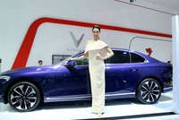 Chân dài đọ dáng bên xe sang tại Vietnam Motor Show 2019