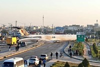 Máy bay tại Iran trượt vào đường cao tốc