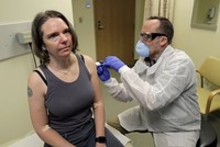 Jennifer Haller (trái) là 1 trong 4 tình nguyện viên được tiêm vaccine chống chủng virus corona mới tại Mỹ. Ảnh: AP.