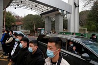 Xe chở các chuyên gi.a WHO trong cuộc điều tra tại Vũ Hán, Trung Quốc (Ảnh: Reuters)
