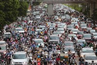 Tình hình ùn tắc giao thông tại Hà Nội ngày càng diễn biến nghiêm trọng.