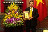 Phó TGD Nguyễn Thành Quang - đại diện Lãnh đạo Tổng công ty Bảo Việt Nhân thọ nhận thư khen và kỷ niệm chương của Chủ tịch nước