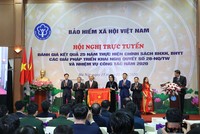 Bảo hiểm xã hội Việt Nam vinh dự được Thủ tướng Chính phủ Nguyễn Xuân Phúc cờ thi đua của Chính phủ