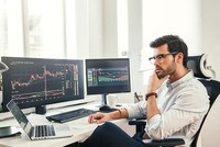 Giới đầu tư tiếp tục bán ra cổ phiếu công nghệ