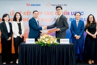 Chủ tịch HĐTV kiêm CEO Hanwha Life Việt Nam – ông Hwang Jun Hwan (bên phải) ký kết thỏa thuận hợp tác với Tổng giám đốc VIS – ông Mai Văn Nội (bên trái)