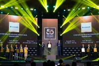 Đại diện Tập đoàn Khang Điền nhận giải thưởng Top 50 Công ty Niêm yết tốt nhất năm 2022.