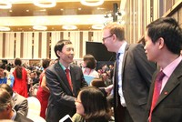 Ông Võ Trí Thành trao đổi với các chuyên gia nước ngoài tại Hội nghị Thượng đỉnh Kinh doanh Việt Nam.