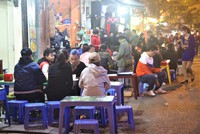 Một dãy những quán nhậu đêm đông khách tới nỗi ngồi tràn ra cả lòng đường.