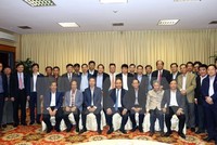 Thủ tướng Nguyễn Xuân Phúc, Uỷ viên Bộ Chính trị, Trưởng ban Tuyên giáo Trung ương Võ Văn Thưởng và các đại biểu tại buổi gặp mặt. (Ảnh: Thống Nhất/TTXVN)
