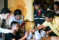 Cảnh sát Thái Lan kiểm tra mẫu nước tại một cơ sở massage ở thủ đô Bangkok. Ảnh: AFP.
