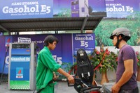 Sau khi xăng RON 92 bị "khai tử", nhiều người dân chuyển sang dùng RON 95 dù giá bán cao hơn xăng sinh học E5. Ảnh: PVOil