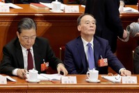 Ông Triệu Lạc Tế (trái) tại kỳ họp quốc hội Trung Quốc đang diễn ra Ảnh: REUTERS