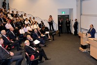 Thủ tướng Nguyễn Xuân Phúc phát biểu trước sinh viên và giảng viên Đại học Quốc gia Australia. Ảnh: VGP