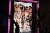 Một poster quảng cáo sản phẩm của Victoria's Secret. Ảnh: Bloomberg