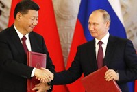 Putin và Tập Cận Bình bắt tay trong một lễ ký kết sau đàm phán hồi tháng 7/2017 tại Điện Kremlin. Ảnh: Reuters.