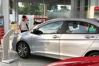 Khách hàng xem xe tại một đại lý Honda ở Quận 2, TP HCM.