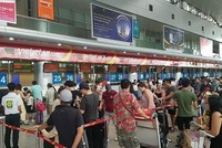 Hành khách bị cấm bay vì ném điện thoại vào mặt nhân viên hàng không