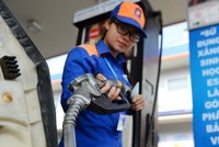 Giá xăng có thể giảm mạnh. Ảnh: Petrolimex.