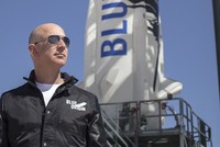 Jeff Bezos, người sáng lập Blue Origin, đang phát triển tên lửa New Glenn để cạnh tranh với SpaceX. (Nguồn: CNBC).