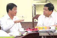 Bộ trưởng Bộ Kế hoạch và Đầu tư Nguyễn Chí Dũng (bên phải) trao đổi với đại diện Công ty Cát Tường.