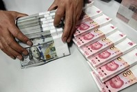 Nhân viên kiểm tiền tại một chi nhánh của Bank of China. Ảnh: Reuters.