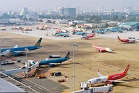 Vé máy bay được bình ổn trong khi giá dịch vụ sân bay tăng. Ảnh: Xuân Hoa.