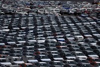 Xe ôtô mới tại một kho bãi ôtô gần cảng Richmond, California, Mỹ. (Ảnh: AFP/TTXVN).