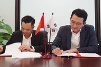 Sản phẩm của Tập đoàn An Phát Holdings đã trở nên thân thuộc tại thị trường châu Âu, Mỹ, Nhật Bản, Hàn Quốc, Singapore, Đài Loan, Phillipines…
Trong ảnh: Tổng giám đốc Tập đoàn An Phát Đinh Xuân Cường ký hợp tác với đối tác Hàn Quốc.