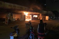 Đám cháy gây ảnh hưởng tới 4 cửa hàng.