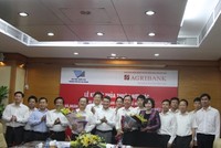 Thống đốc NHNN Việt Nam Lê Minh Hưng và các đại biểu tặng hoa chúc mừng.