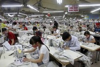 Công nhân trong một nhà máy may tại Việt Nam. Ảnh: Reuters.